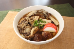 きのこたっぷりのっぺい風うどん